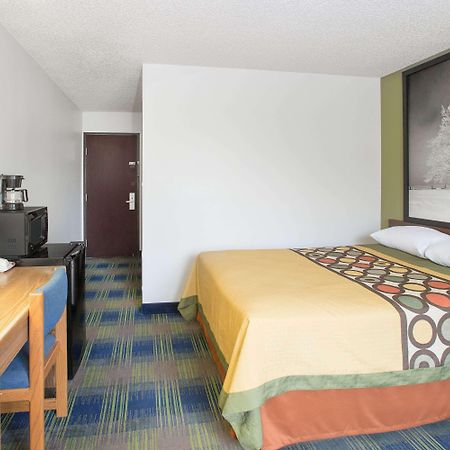 Super 8 By Wyndham Columbus Motel Exterior photo