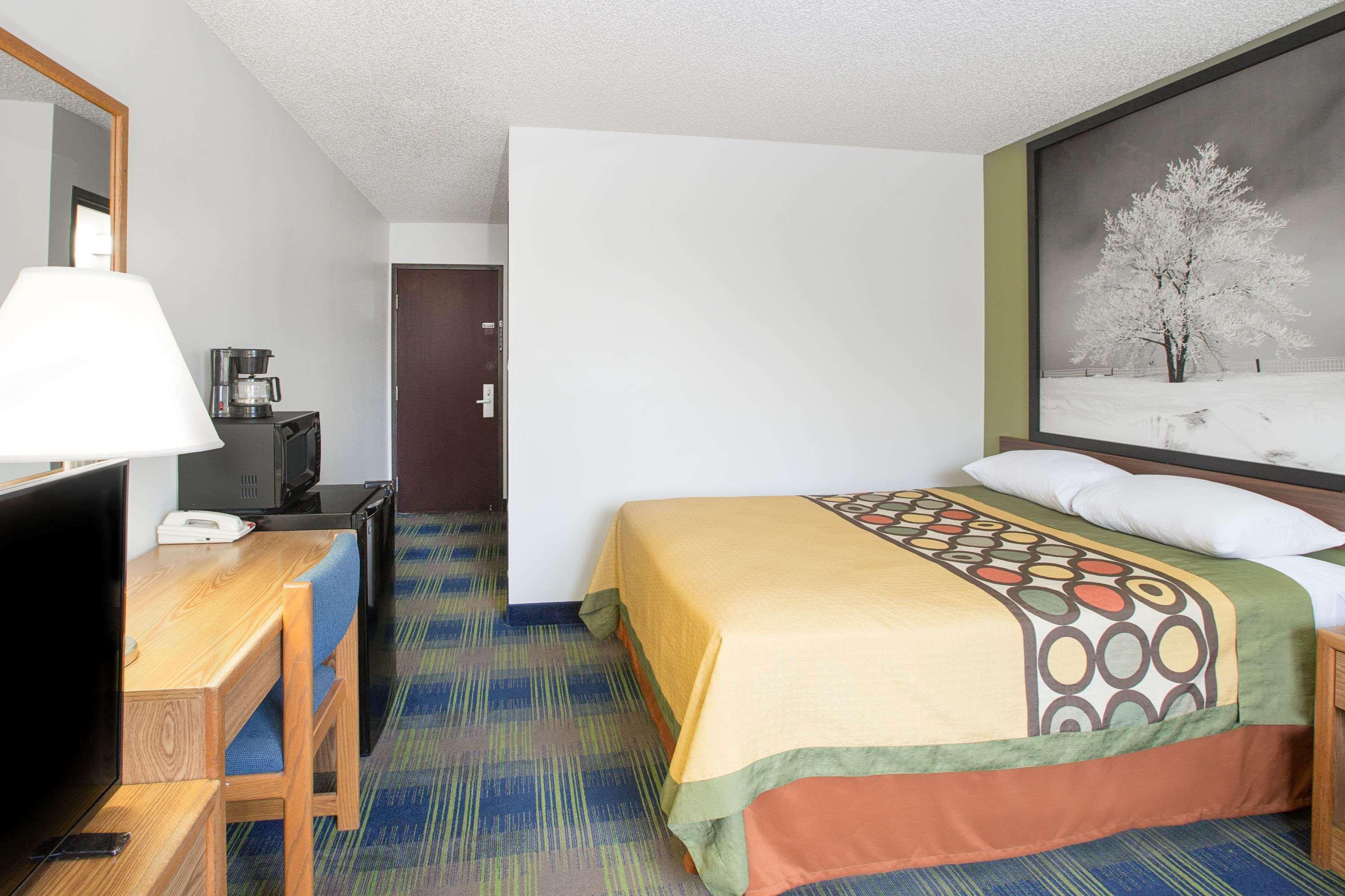 Super 8 By Wyndham Columbus Motel Exterior photo