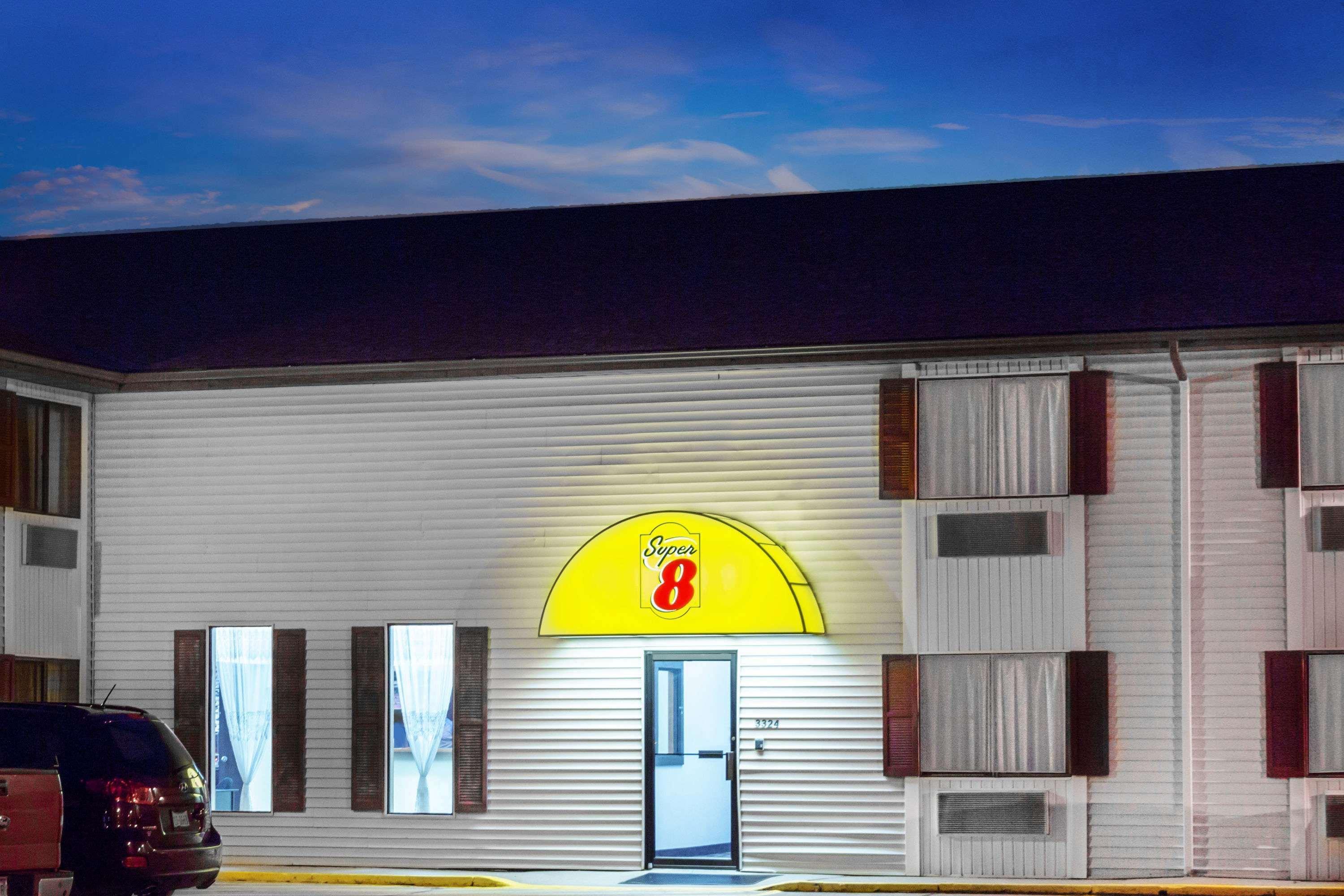 Super 8 By Wyndham Columbus Motel Exterior photo