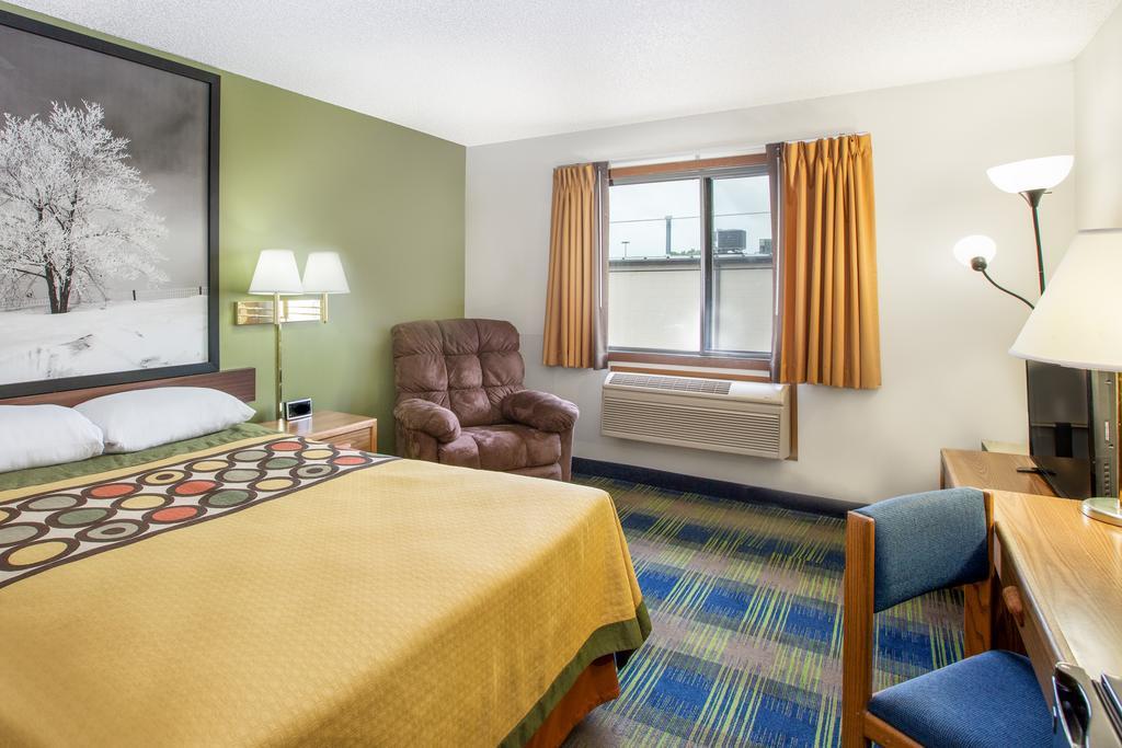 Super 8 By Wyndham Columbus Motel Exterior photo
